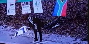ناشط
      نرويجي
      يبصق
      على
      علم
      إسرائيل
      ويشعل
      النيران
      فيه
      تضامنا
      مع
      غزة