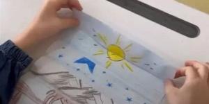 عن
      طريق
      الرسومات،
      فكرة
      مبتكرة
      لتحفيظ
      الأطفال
      القرآن
      الكريم
      (فيديو)
