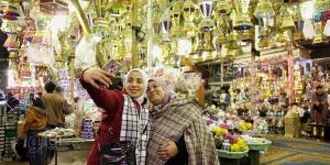 فوانيس
      وقطايف
      وتراويح،
      القاهرة
      تتلألأ
      في
      أولى
      ليالي
      رمضان