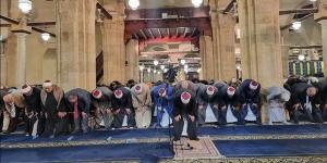 آلاف
      المسلمين
      من
      كل
      قارات
      العالم
      يؤدون
      صلاة
      التراويح
      بالجامع
      الأزهر
