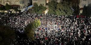 آلاف
      الأردنيين
      يتظاهرون
      أمام
      السفارة
      الإسرائيلية
      بعمان
      (فيديو)