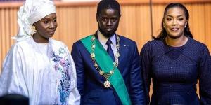 سجين
      سابق
      ويؤيد
      التعدد،
      رئيس
      السنغال
      الجديد
      يؤدي
      اليمين
      بحضور
      زوجتيه
      (صور)