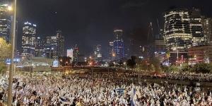 تظاهرة
      ضخمة
      للإسرائيليين
      في
      تل
      أبيب
      ضد
      حكومة
      نتنياهو
