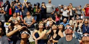 ملايين
      الأشخاص
      يحتشدون
      في
      أمريكا
      لمشاهدة
      الكسوف
      الكلي
      للشمس
      (صور)