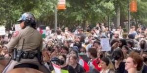 200 طالب محتج يضعون حواجز فى مدخل مبنى أكاديمى بجامعة كولومبيا.. فيديو