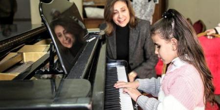 وزيرة
      الثقافة
      تحضر
      أول
      دروس
      العزف
      على
      البيانو
      لطفلة
      "قادرون
      باختلاف"