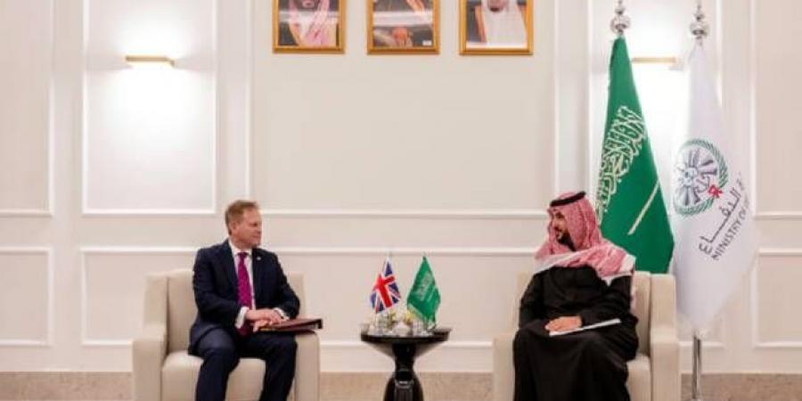 السعودية
      وبريطانيا
      تبحثان
      التعاون
      في
      المجال
      الدفاعي