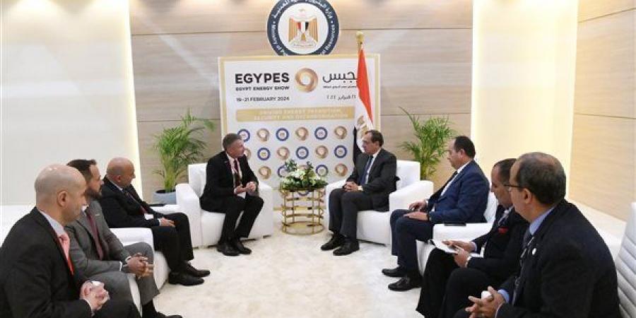 وزير
      البترول
      يبحث
      مع
      إكسون
      توتال
      وإنرجيز
      الفرنسية
      أنشطتهم
      التوسعية
      في
      مصر