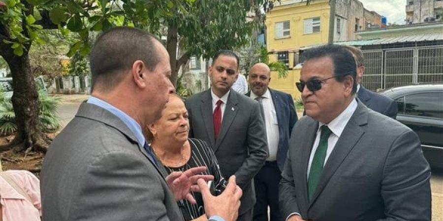 وزير
      الصحة
      ونظيره
      الكوبي
      يتفقدان
      مارييل
      أول
      منطقة
      حرة
      للتنمية
      في
      كوبا