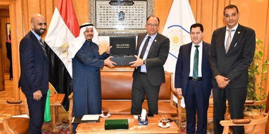 رئيس
      جامعة
      حلوان
      يستقبل
      سفير
      السعودية
      لبحث
      التعاون
      المشترك