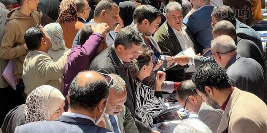 زحام
      شديد
      في
      محكمة
      شمال
      الجيزة
      للتصويت
      بانتخابات
      المحامين
      (صور)
