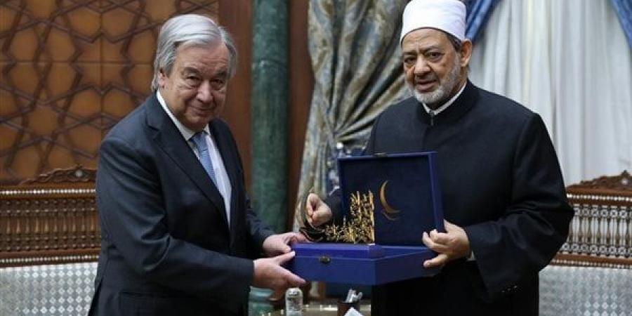 شيخ
      الأزهر
      يهدي
      الأمين
      العام
      للأمم
      المتحدة
      درع
      حكماء
      المسلمين
      تقديرًا
      لمواقفه
      تجاه
      فلسطين