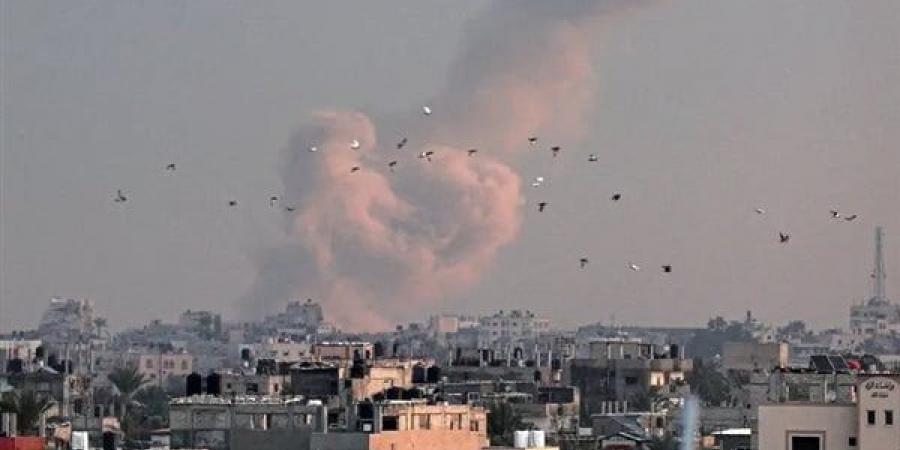 استشهاد
      18
      فلسطينيا
      في
      قصف
      إسرائيلي
      استهدف
      منزلا
      بدير
      البلح