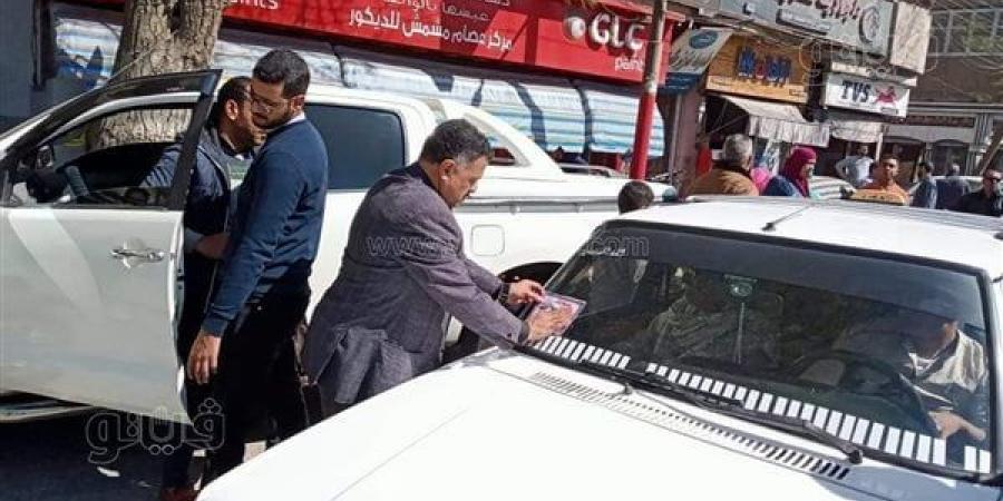 محافظ
      المنيا
      يتابع
      المواقف
      العامة
      لسيارات
      الأجرة
      بالمراكز
      (صور)