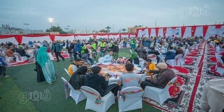 أكبر
      مائدة
      إفطار
      جماعي
      في
      حب
      مصر
      تضم
      1000
      عامل
      بالشرقية
      (صور)