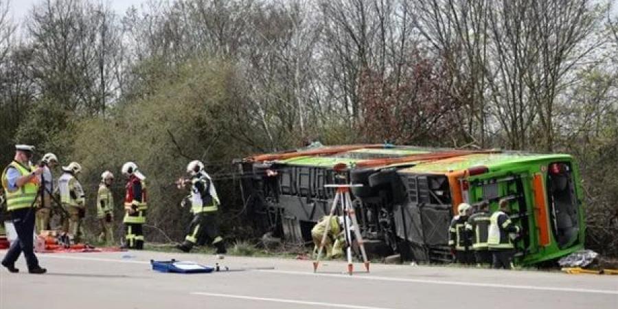 مصرع
      وإصابة
      39
      شخصا
      في
      انقلاب
      حافلة
      بألمانيا