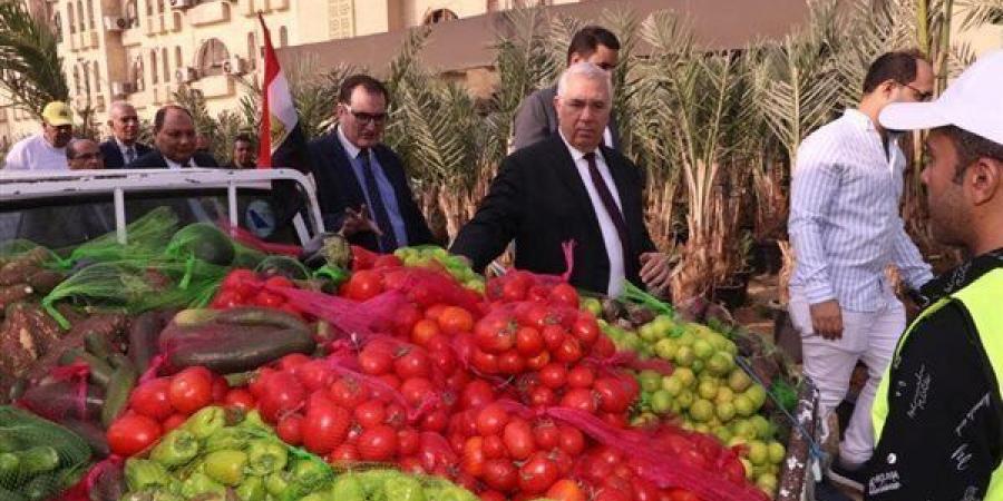 وزير
      الزراعة
      يوجه
      رسالة
      للمشككين
      في
      تخفيضات
      معرض
      خير
      مزارعنا
      (فيديو)