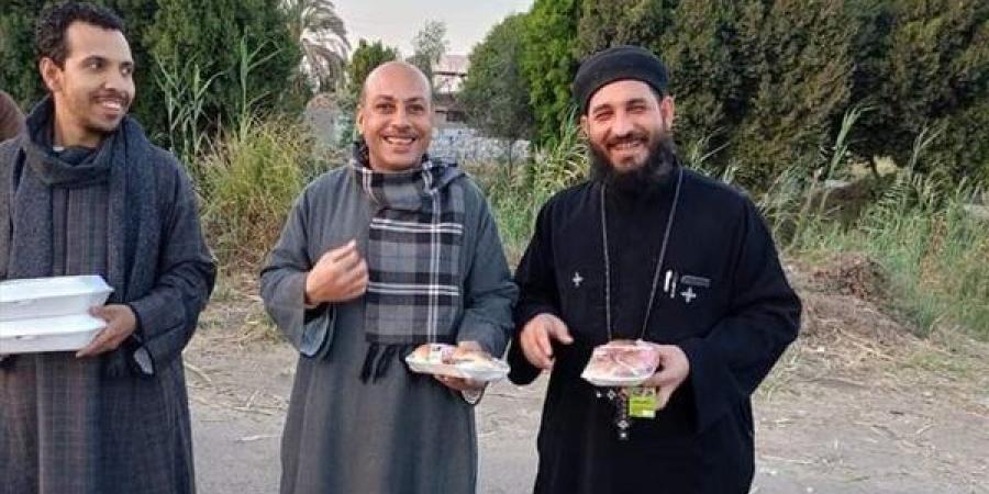 راعي
      كنيسة
      الشهيدة
      دميانة
      يوزع
      وجبات
      إفطار
      على
      الصائمين
      في
      قنا
      (صور)