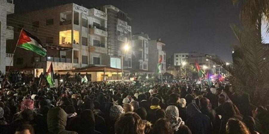 لليوم
      السابع
      على
      التوالي،
      الأردنيون
      يواصلون
      فعاليات
      حصار
      سفارة
      الاحتلال
      الإسرائيلي
      (فيديو)