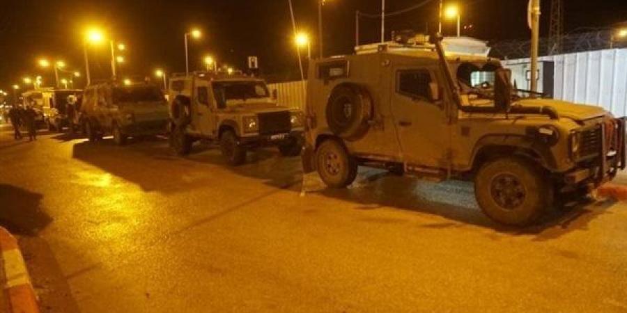 قوات
      الاحتلال
      تقتحم
      بلدتي
      عزون
      وكفر
      قدوم
      شرق
      قلقيلية
      (فيديو)