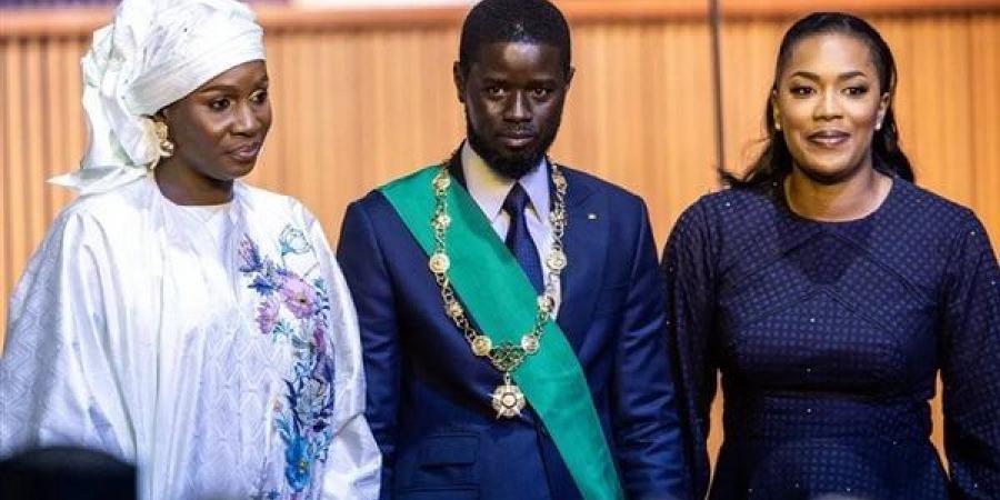سجين
      سابق
      ويؤيد
      التعدد،
      رئيس
      السنغال
      الجديد
      يؤدي
      اليمين
      بحضور
      زوجتيه
      (صور)