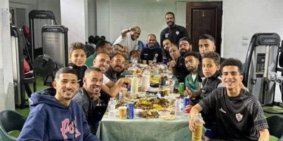 أحمد
      فتوح
      يقيم
      حفل
      إفطار
      جماعي
      لعمال
      نادي
      الزمالك