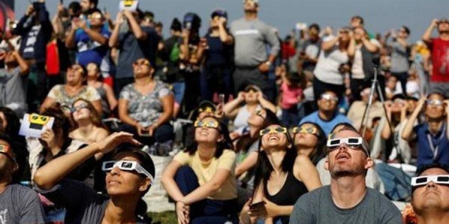 ملايين
      الأشخاص
      يحتشدون
      في
      أمريكا
      لمشاهدة
      الكسوف
      الكلي
      للشمس
      (صور)